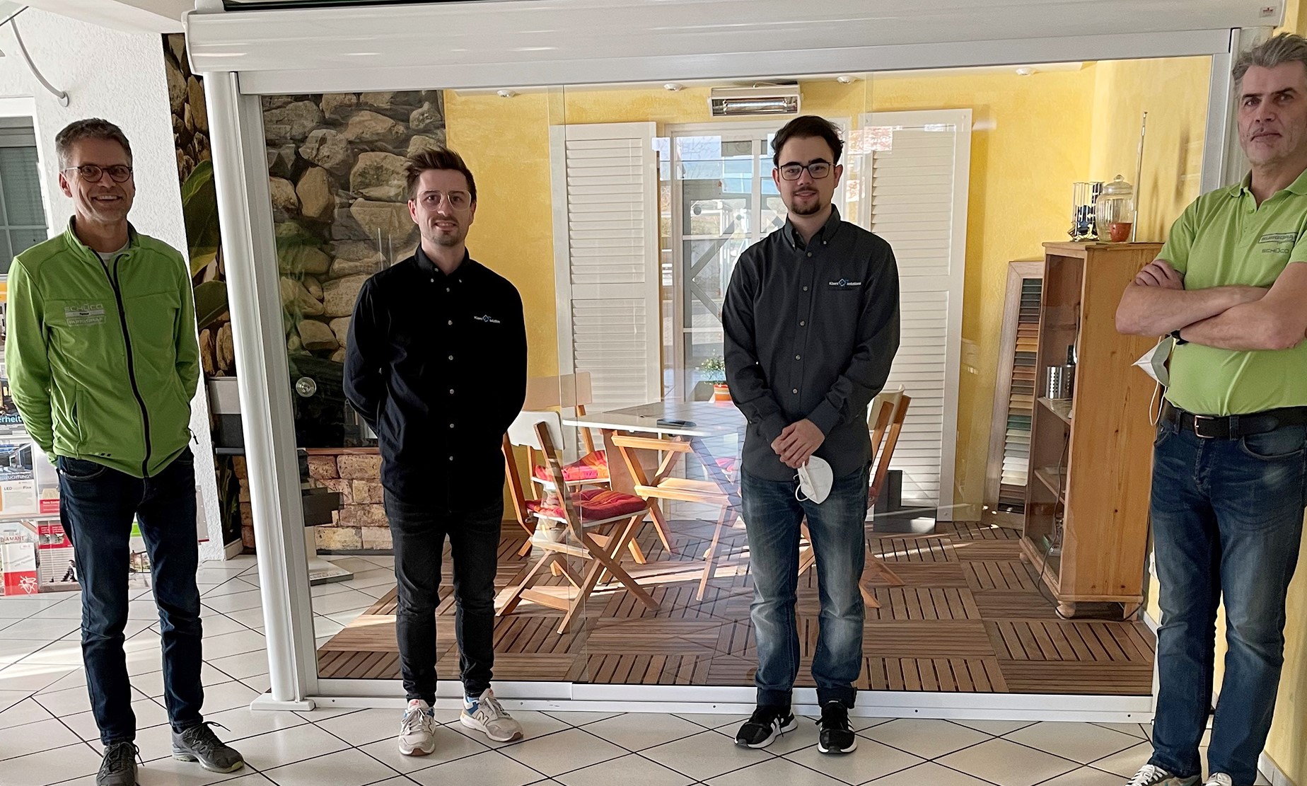 Die Kollegen von Klaes IT solutions (Mitte) bei der Firma Gebr. Burggraf GmbH mit Roger Burggraf (links) und Ralf Burggraf (rechts)